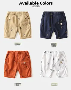 Detailansicht der Kinder-Shorts mit Pandadruck in Khaki, Marine, Karamell und Weiß