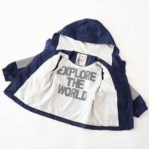 Coupe-vent enfant bleu marine à capuche avec zip et imprimé Explore the World interne