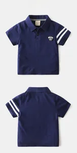Detail eines dunkelblauen Kinder-Poloshirts mit geripptem Kragen und Ärmelstreifen