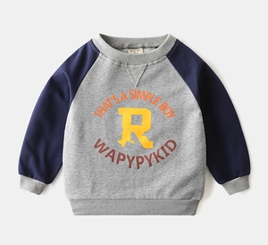 Detail of kids' raglan sweatshirt with yellow 'R' letter print and ribbed cuffs
