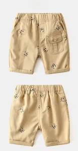 Detaillierte Vorder- und Rückansicht der Kinder-Khaki-Shorts mit lustigem Panda-Print