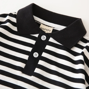 Polo da bambino a maniche lunghe a righe bianche e nere con colletto nero e bottoni bianchi