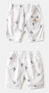 Detailansicht der Baumwollshorts mit Panda-Print, Gummibund und Cargotasche