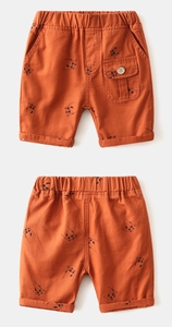 Details der karamell-orangen Kinder-Baumwollshorts mit Pandadruck und Cargotasche