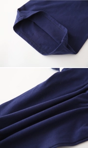 Detailaufnahme von dunkelblauem Strick-Polo mit Doppelnaht und feiner Stoffstruktur