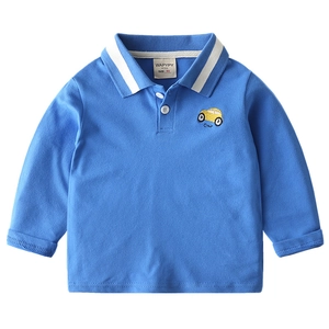 Polo enfant manches longues bleu roi avec col rayé blanc et broderie de voiture