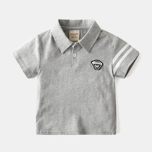 Klassisches graues Jungen Polo-Shirt mit weißen Ärmelstreifen und Brustaufnäher Detail