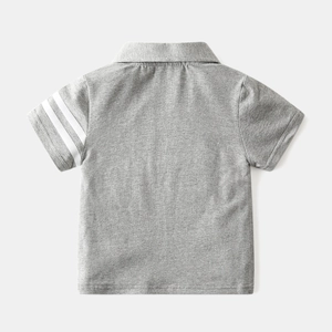 Rückansicht eines grauen Polo-Shirts für Jungen mit weißen Streifen an den Ärmeln