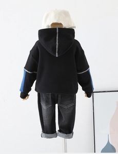 Vue arrière du sweat à capuche garçon avec surpiqûres et jean noir à revers stylé