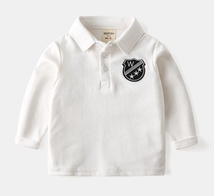 Dettaglio del colletto della polo in cotone bianco e della toppa ricamata sul petto