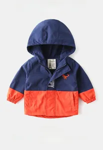 Details der Fleecejacke für Kinder mit orangefarbener Dino-Stickerei und Kapuze