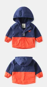 Flachliegende Kinderjacke in Marine und Orange mit niedlicher Dino-Stickerei
