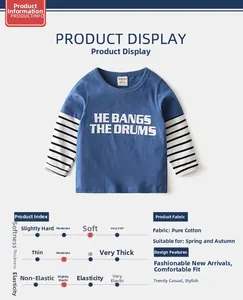 Détail de t-shirt enfant à manches longues en coton rayé bleu avec texte graphique blanc