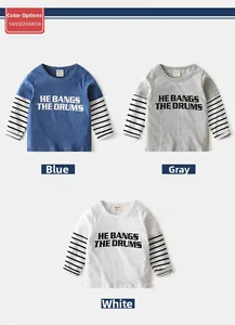 Vue détaillée de t-shirts en coton pour enfants en bleu gris blanc à manches rayées
