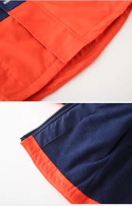 Detailaufnahme Kinder Winterjacke mit orangem Stoff und blauem Fleece-Futter