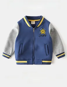Détail de la veste baseball bleu marine et grise avec broderie étoile et doublure polaire