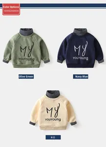 Detail von Kinder-Sweatshirts mit gestreiftem Stehkragen und Buchstabenstickerei