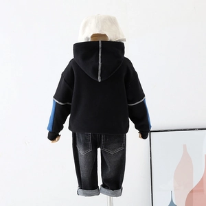 Ensemble sweat à capuche et jean denim pour garçon avec manches contrastées et casquette