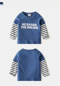 Gros plan d'un t-shirt bleu pour garçons avec manches rayées et motif imprimé
