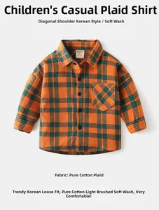 Détail du tissu en coton brossé doux et du motif à carreaux orange et vert pour garçon