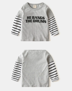 Détail du t-shirt enfant gris à manches longues rayées et inscription graphique