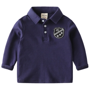 Polo classica a maniche lunghe blu scuro per bambino con ricamo su sfondo bianco