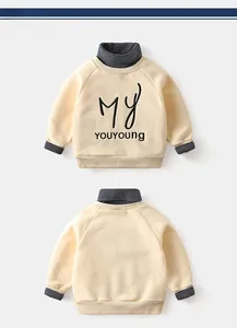 Detailansicht von Kinder-Fleece-Sweatshirt mit gestreiftem Rollkragen und Grafikdruck
