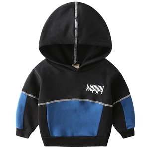 Sweat à capuche pour garçons avec blocs de couleurs noir et bleu et coutures blanches