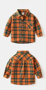 Détail d'une chemise classique à carreaux orange et vert en coton pour garçons