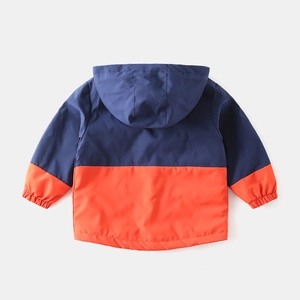 Kinder Kapuzenjacke mit Windschutz im Colorblock-Design Navy und Orange, Rückansicht
