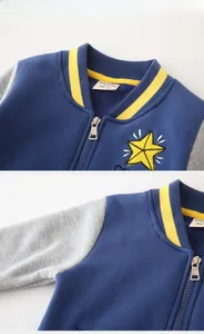 Détail d'une veste de baseball pour garçon avec coutures bleu marine et étoile jaune