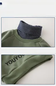 Detailansicht grüner Pullover mit blau gestreiftem Rollkragen und geripptem Saum für Kinder