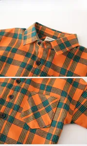 Détails de la chemise à carreaux orange et verte avec boutons noirs et poche poitrine