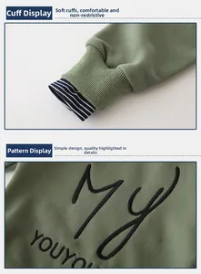 Detailansicht der Rippbündchen mit Streifenmuster und schwarzem Aufdruck auf grünem Hoodie