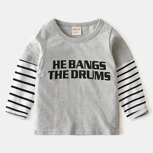 T-shirt gris à manches longues pour enfants avec manches rayées noir et blanc et slogan