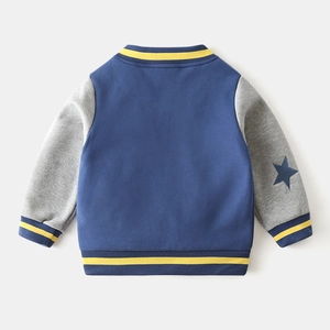 Veste de baseball bleue pour garçon avec manches grises et écusson étoile, vue de dos