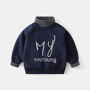 Dicker marineblauer Kinder-Sweatshirt mit hohem Kragen und weißer Buchstabenstickerei