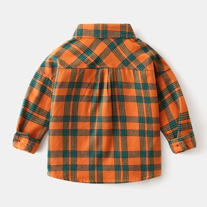 Chemise en coton à carreaux orange et vert pour garçon vue de dos avec pli plat