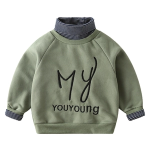 Grünes Kinder-Sweatshirt im Lagen-Look mit gestreiftem Stehkragen und MY YOUYOUNG Stickerei