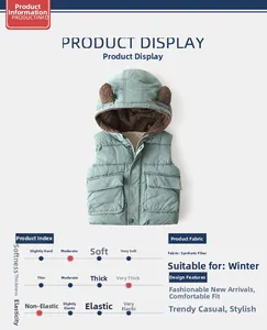 Vue détaillée du gilet rembourré pour garçon avec doublure polaire et oreilles d'ours