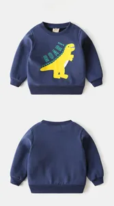 Détail du sweat en polaire bleu marine pour enfant avec motif dinosaure et bords-côtes