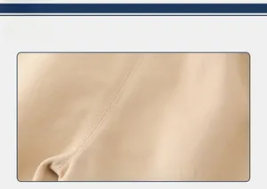 Vue macro du tissu en coton sergé kaki doux montrant la texture détaillée et la couture