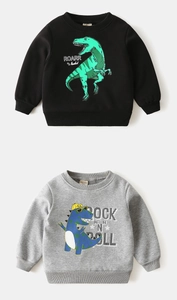 Détails de deux sweats pour enfants avec imprimés dinosaures et finitions en bords-côtes