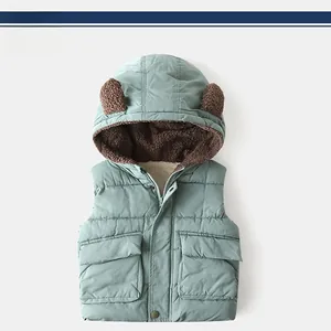 Détail du gilet à capuche vert clair pour tout-petit avec de mignonnes oreilles d'ours