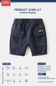 Détail du short cargo bleu marine pour garçon montrant le sergé de coton et la poche