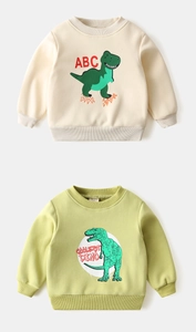 Détails des poignets côtelés et motifs dinosaures sur des sweat-shirts doublés