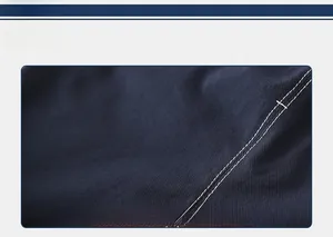 Vue macro détaillée du tissu bleu foncé avec coutures doubles blanches de haute qualité