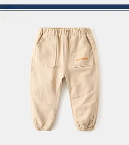 Détail du pantalon cargo enfant avec taille élastique et broderie M-GMICO sur la poche