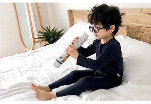 Détail d'un ensemble pyjama bleu foncé pour enfant dans une chambre confortable