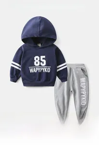 Détail de sweat à capuche bleu marine avec numéro 85 et pantalon de jogging gris enfant
